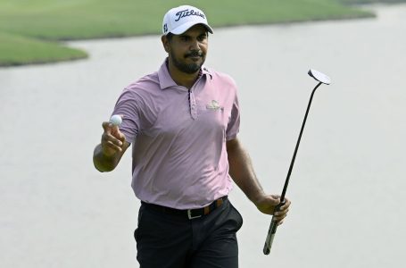 Bhullar zooms ahead to a seven-shot lead in Indonesia Masters