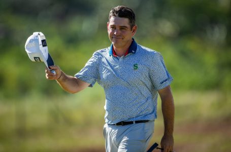 Designer Oosthuizen flies on the wings of three eagles to take lead in AfrAsia Bank Mauritius Open